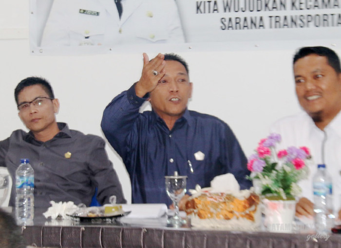 Anggota DPRD Kabupaten Karimun Sulfanov Putra (tengah), Abdul Manaf (pakai jas)